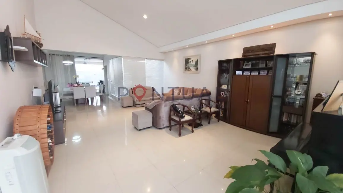 Foto 9 de Casa de Condomínio com 3 quartos para alugar, 300m2 em Jardim Alvorada, Marilia - SP