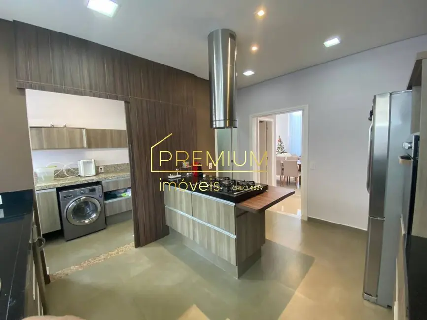 Casa com 3 quartos à venda, 300m2 em Medeiros, Jundiai - SP - imagem 4 Foto 4 de Casa com 3 quartos à venda, 300m2 em Medeiros, Jundiai - SP