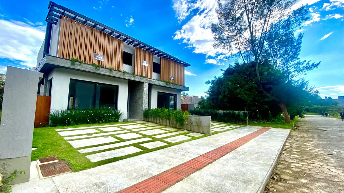 Foto 1 de Casa com 3 quartos à venda, 150m2 em Garopaba - SC