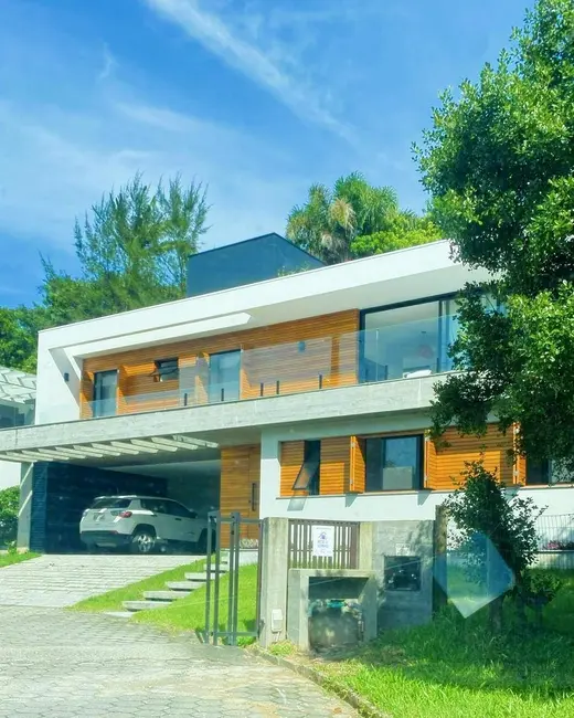 Foto 1 de Casa com 4 quartos à venda, 188m2 em Garopaba - SC