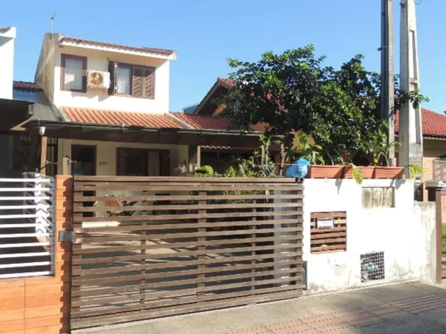 Foto 1 de Casa com 2 quartos à venda, 65m2 em Garopaba - SC
