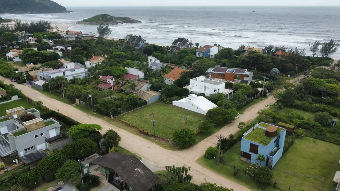 Foto 2 de Terreno / Lote à venda, 720m2 em Garopaba - SC