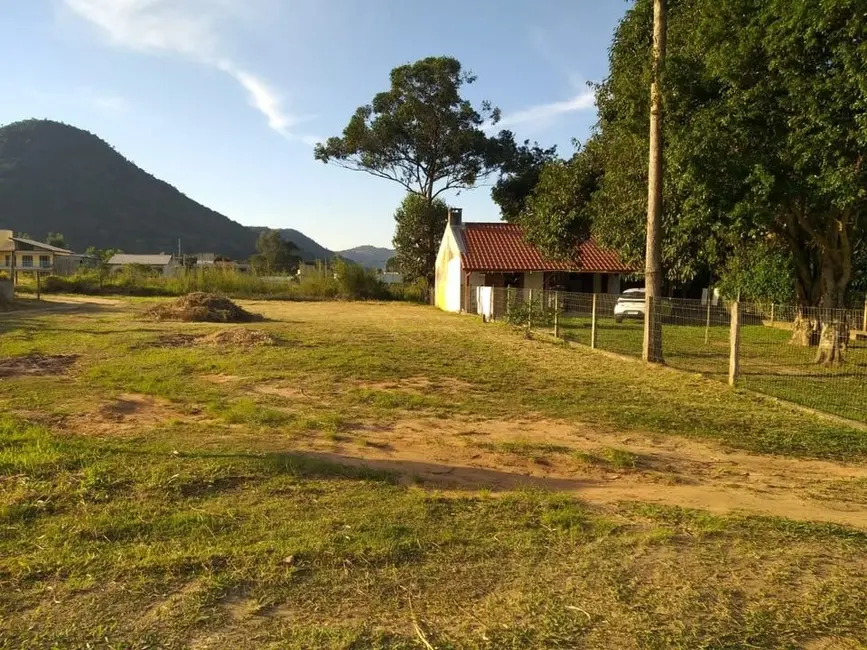 Foto 1 de Terreno / Lote à venda, 422m2 em Garopaba - SC
