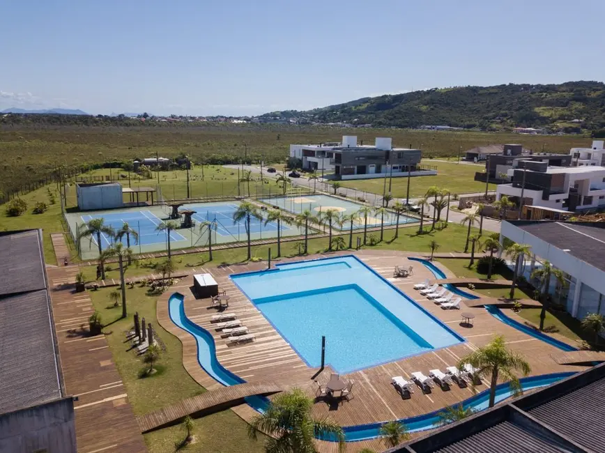 Foto 1 de Terreno / Lote à venda, 600m2 em Garopaba - SC