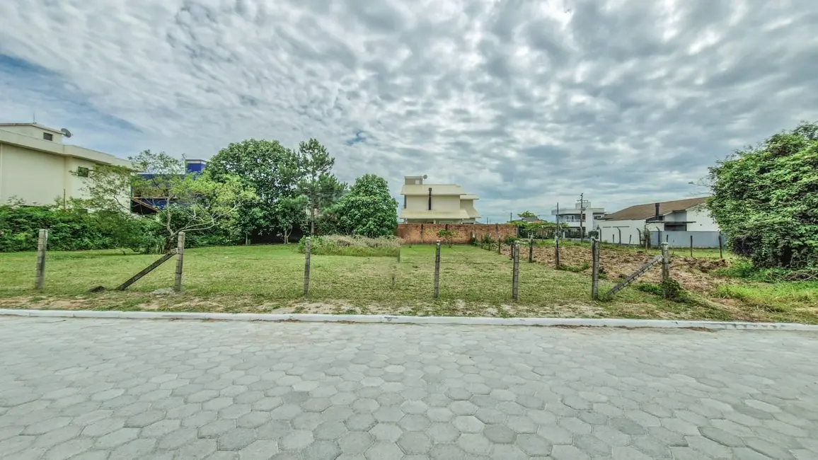 Foto 1 de Terreno / Lote à venda, 363m2 em Garopaba - SC