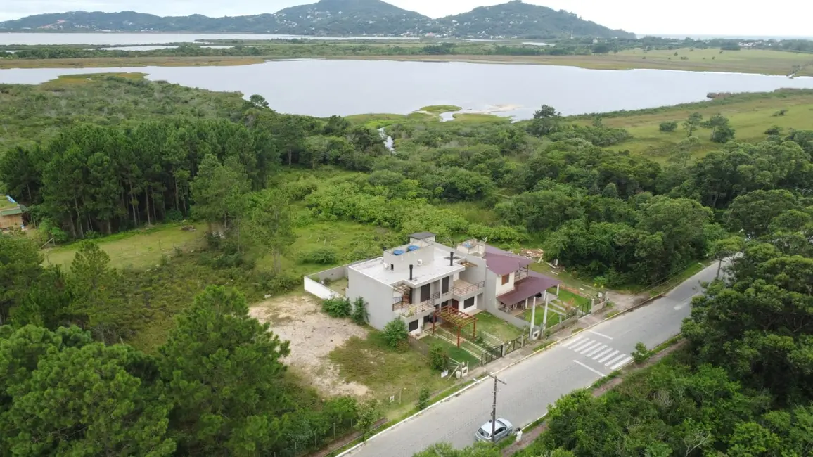 Foto 2 de Terreno / Lote à venda, 360m2 em Garopaba - SC