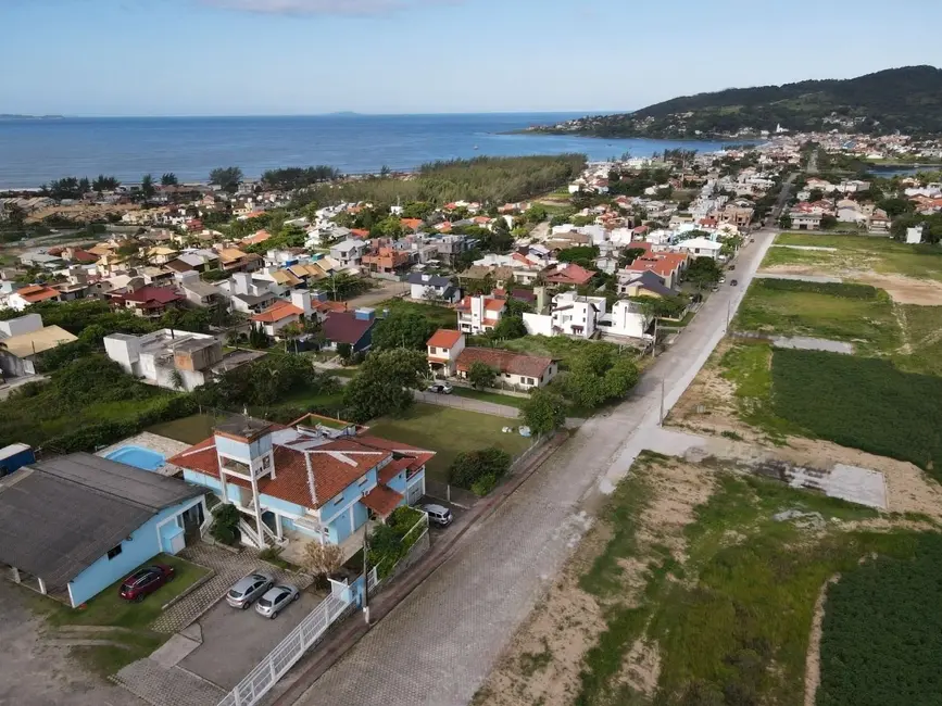 Foto 2 de Terreno / Lote à venda, 364m2 em Garopaba - SC