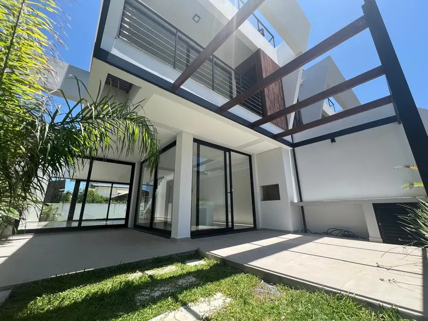 Foto 2 de Casa com 2 quartos à venda, 145m2 em Garopaba - SC