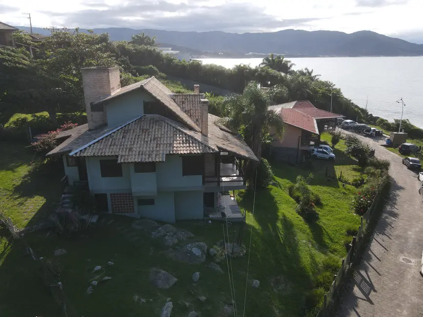 Casa com 8 quartos à venda, 266m2 em Garopaba - SC - imagem 1 Foto 1 de Casa com 8 quartos à venda, 266m2 em Garopaba - SC