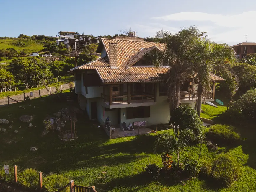 Casa com 8 quartos à venda, 266m2 em Garopaba - SC - imagem 4 Foto 4 de Casa com 8 quartos à venda, 266m2 em Garopaba - SC