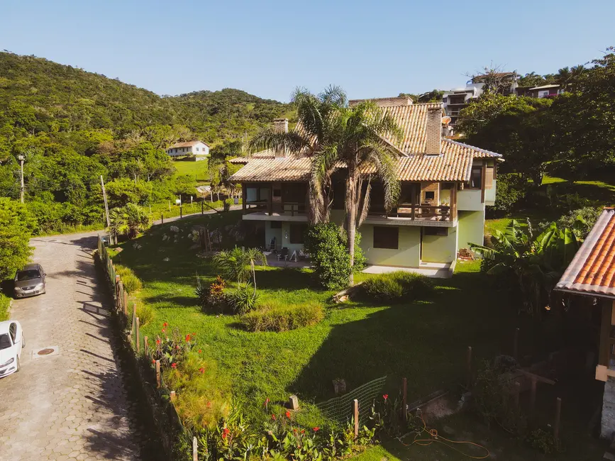 Casa com 8 quartos à venda, 266m2 em Garopaba - SC - imagem 2 Foto 2 de Casa com 8 quartos à venda, 266m2 em Garopaba - SC
