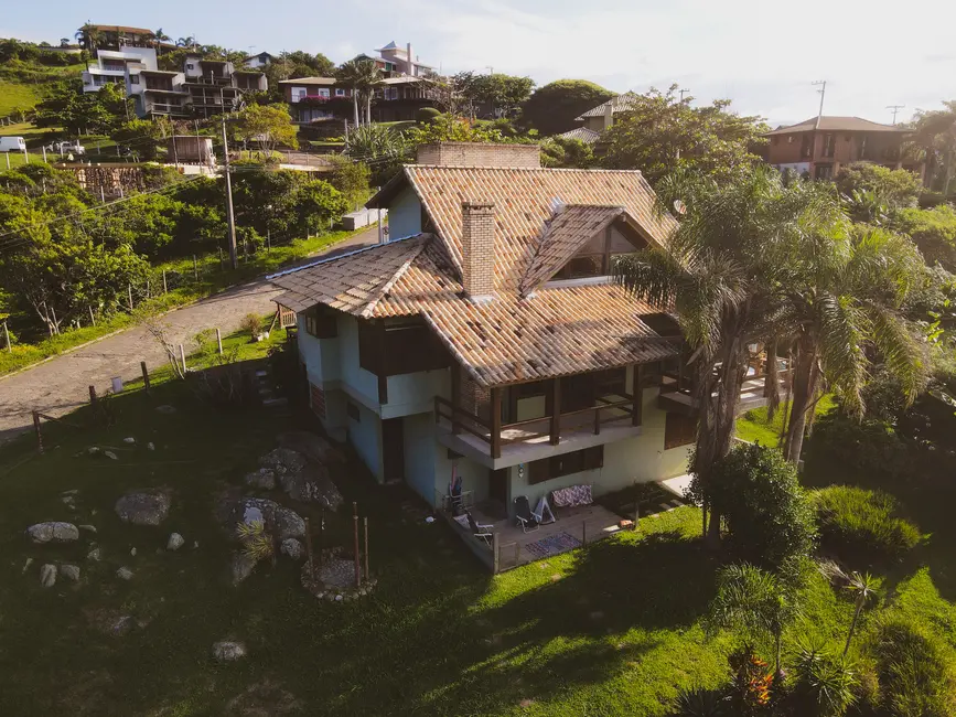 Casa com 8 quartos à venda, 266m2 em Garopaba - SC - imagem 3 Foto 3 de Casa com 8 quartos à venda, 266m2 em Garopaba - SC