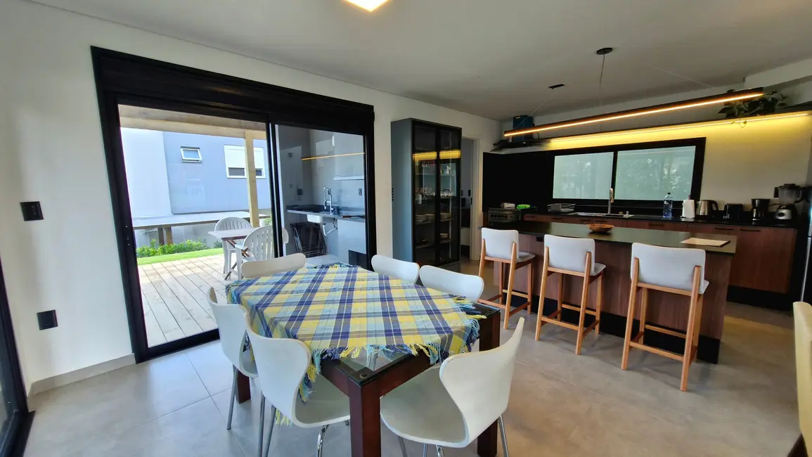 Foto 9 de Casa com 3 quartos à venda, 130m2 em Garopaba - SC