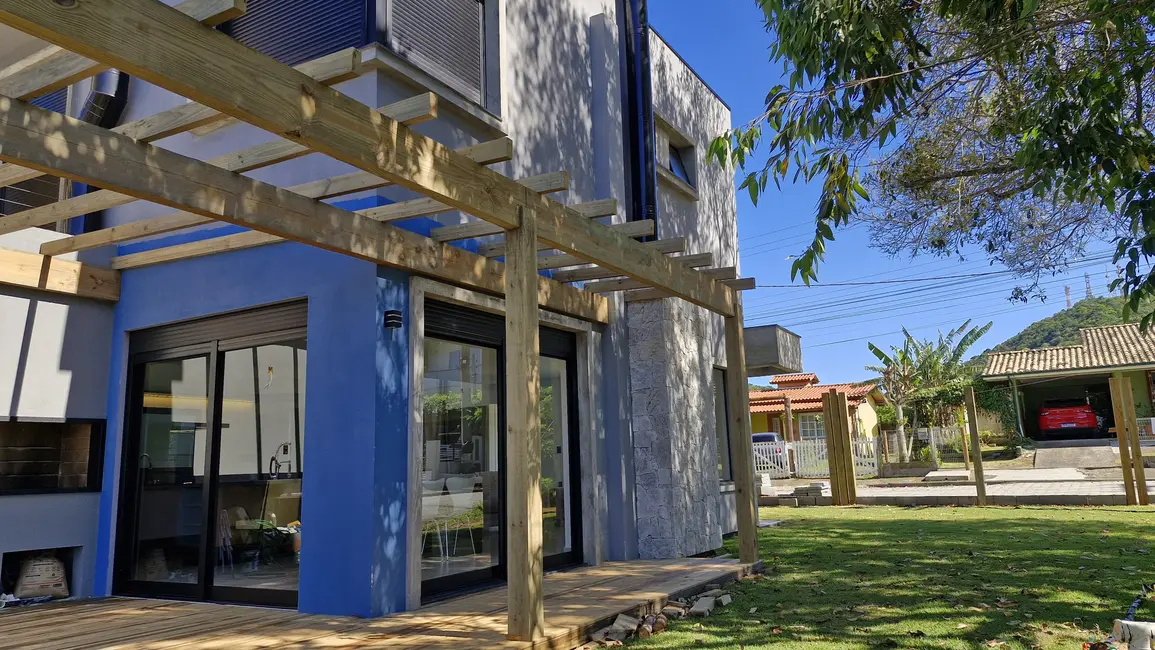 Foto 2 de Casa com 3 quartos à venda, 130m2 em Garopaba - SC