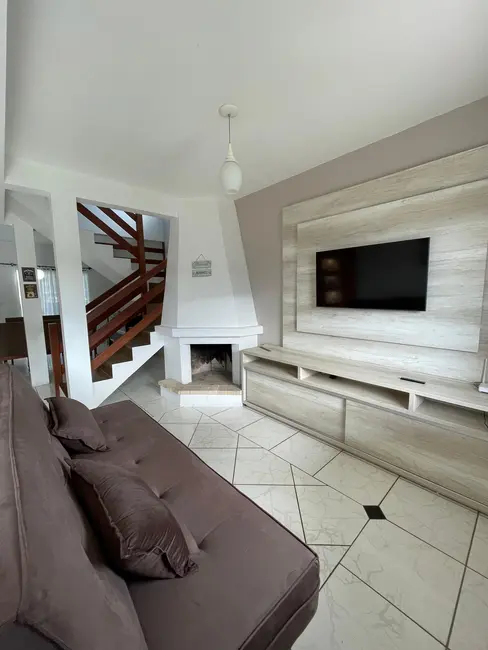 Casa com 3 quartos para alugar, 150m2 em Centro, Garopaba - SC - imagem 1 Foto 1 de Casa com 3 quartos para alugar, 150m2 em Centro, Garopaba - SC