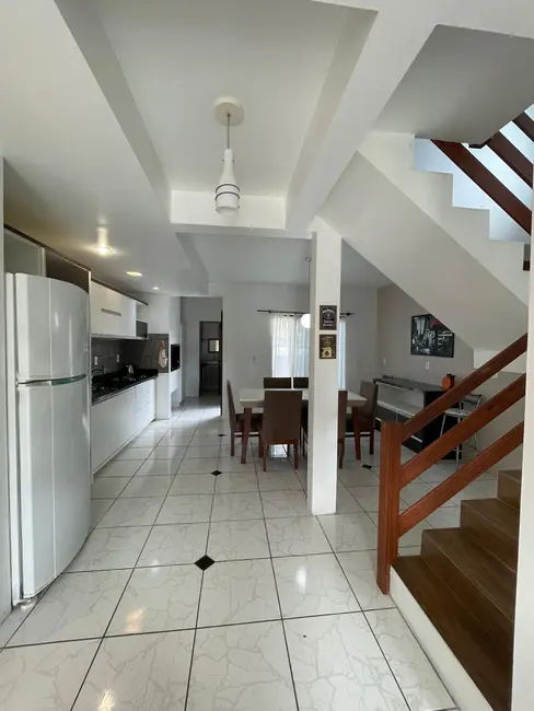 Casa com 3 quartos para alugar, 150m2 em Centro, Garopaba - SC - imagem 4 Foto 4 de Casa com 3 quartos para alugar, 150m2 em Centro, Garopaba - SC