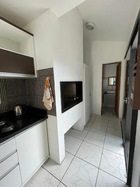 Casa com 3 quartos para alugar, 150m2 em Centro, Garopaba - SC - imagem 3 Foto 3 de Casa com 3 quartos para alugar, 150m2 em Centro, Garopaba - SC