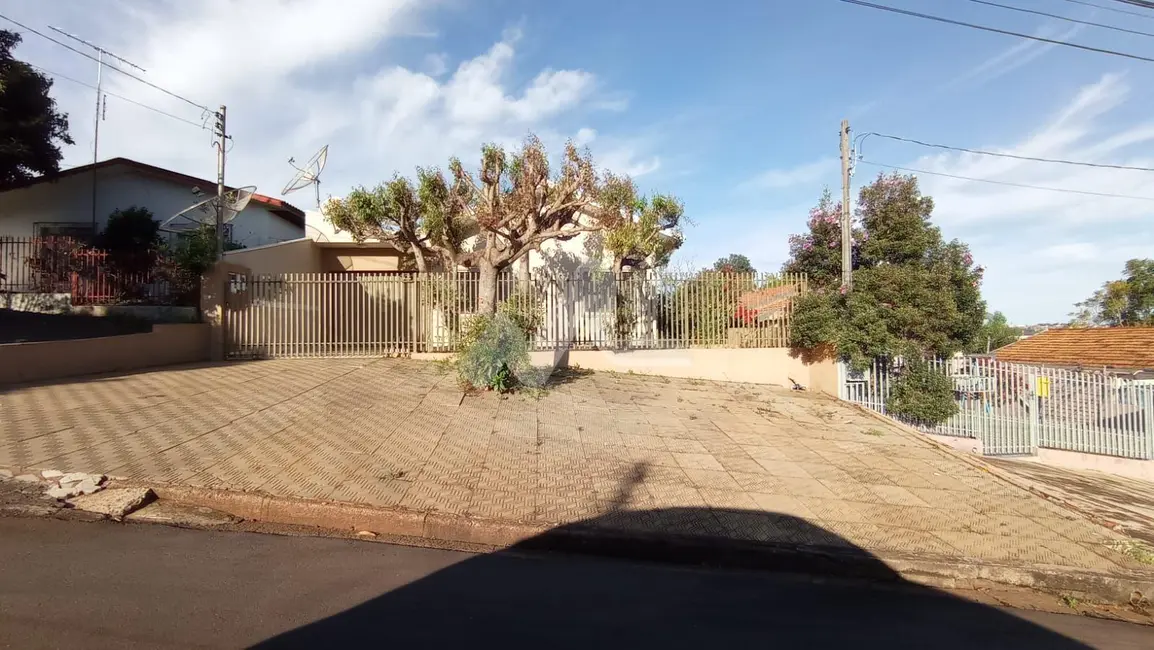 Casa com 3 quartos à venda, 135m2 em Centro, Toledo - PR - imagem 2 Foto 2 de Casa com 3 quartos à venda, 135m2 em Centro, Toledo - PR