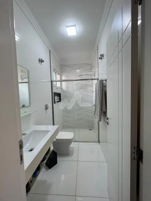 Sobrado com 3 quartos à venda, 226m2 em Jardim Gisela, Toledo - PR - imagem 9 Foto 9 de Sobrado com 3 quartos à venda, 226m2 em Jardim Gisela, Toledo - PR
