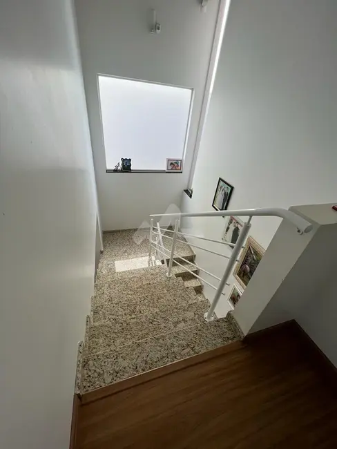 Sobrado com 3 quartos à venda, 226m2 em Jardim Gisela, Toledo - PR - imagem 6 Foto 6 de Sobrado com 3 quartos à venda, 226m2 em Jardim Gisela, Toledo - PR