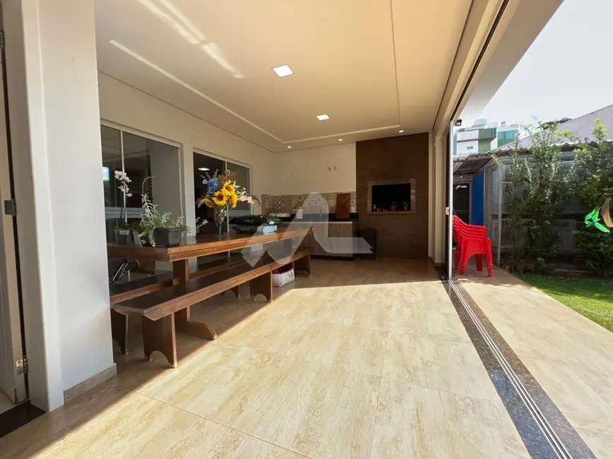 Foto 2 de Sobrado com 3 quartos à venda, 226m2 em Jardim Gisela, Toledo - PR