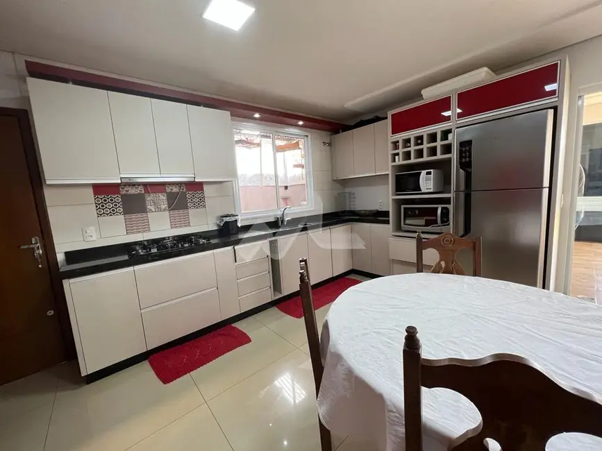 Sobrado com 3 quartos à venda, 226m2 em Jardim Gisela, Toledo - PR - imagem 4 Foto 4 de Sobrado com 3 quartos à venda, 226m2 em Jardim Gisela, Toledo - PR