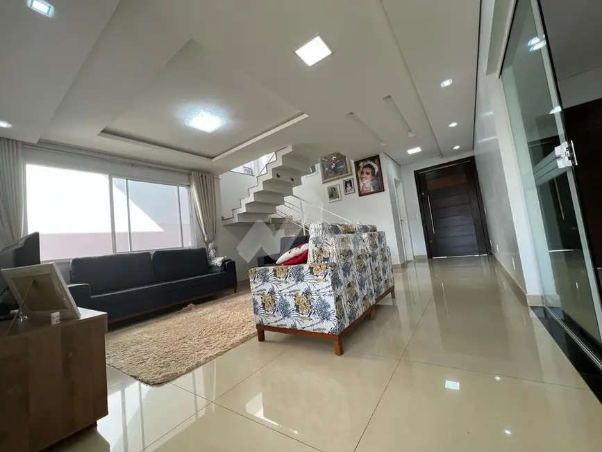Sobrado com 3 quartos à venda, 226m2 em Jardim Gisela, Toledo - PR - imagem 3 Foto 3 de Sobrado com 3 quartos à venda, 226m2 em Jardim Gisela, Toledo - PR