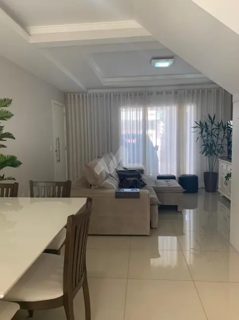 Sobrado com 3 quartos à venda, 198m2 em Jardim Gisela, Toledo - PR - imagem 6 Foto 6 de Sobrado com 3 quartos à venda, 198m2 em Jardim Gisela, Toledo - PR