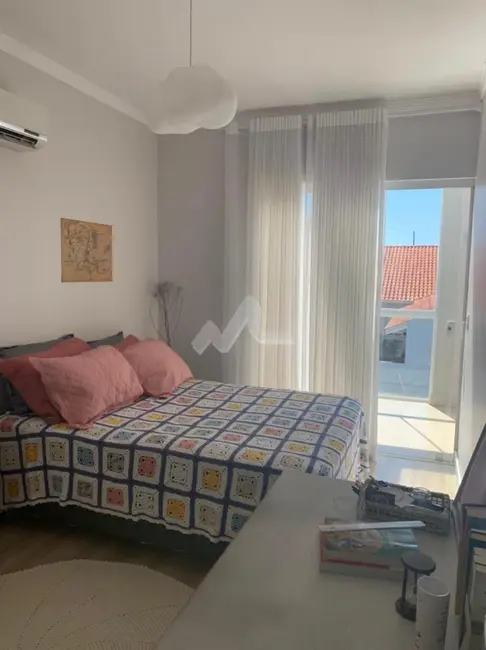 Sobrado com 3 quartos à venda, 198m2 em Jardim Gisela, Toledo - PR - imagem 9 Foto 9 de Sobrado com 3 quartos à venda, 198m2 em Jardim Gisela, Toledo - PR
