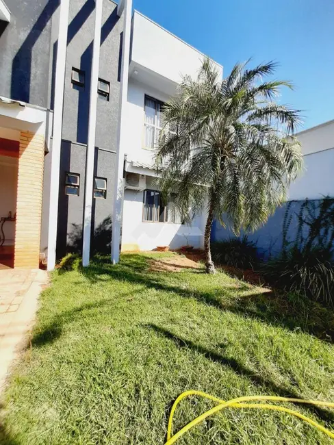 Sobrado com 3 quartos à venda, 288m2 em Jardim Gisela, Toledo - PR - imagem 6 Foto 6 de Sobrado com 3 quartos à venda, 288m2 em Jardim Gisela, Toledo - PR