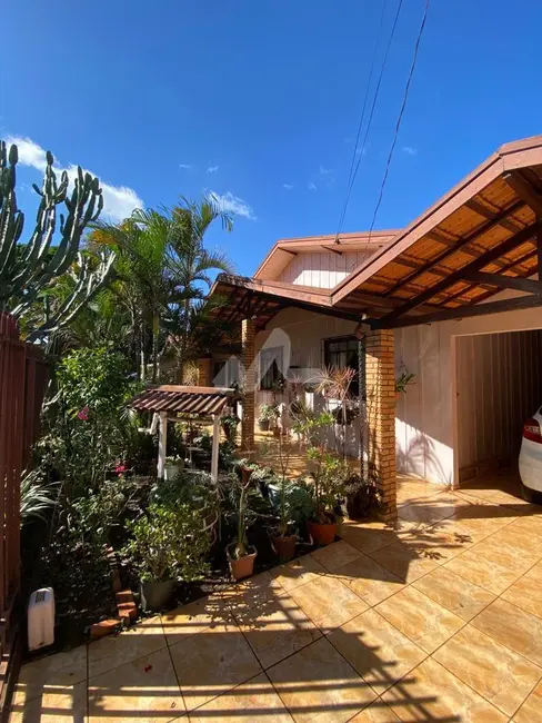 Casa com 3 quartos à venda, 130m2 em Vila Becker, Toledo - PR - imagem 1 Foto 1 de Casa com 3 quartos à venda, 130m2 em Vila Becker, Toledo - PR