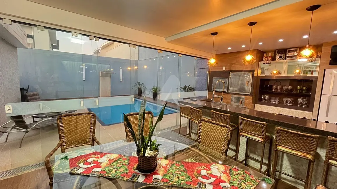 Foto 1 de Casa com 3 quartos à venda, 242m2 em Toledo - PR