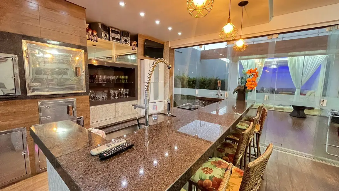 Casa com 3 quartos à venda, 242m2 em Toledo - PR - imagem 2 Foto 2 de Casa com 3 quartos à venda, 242m2 em Toledo - PR