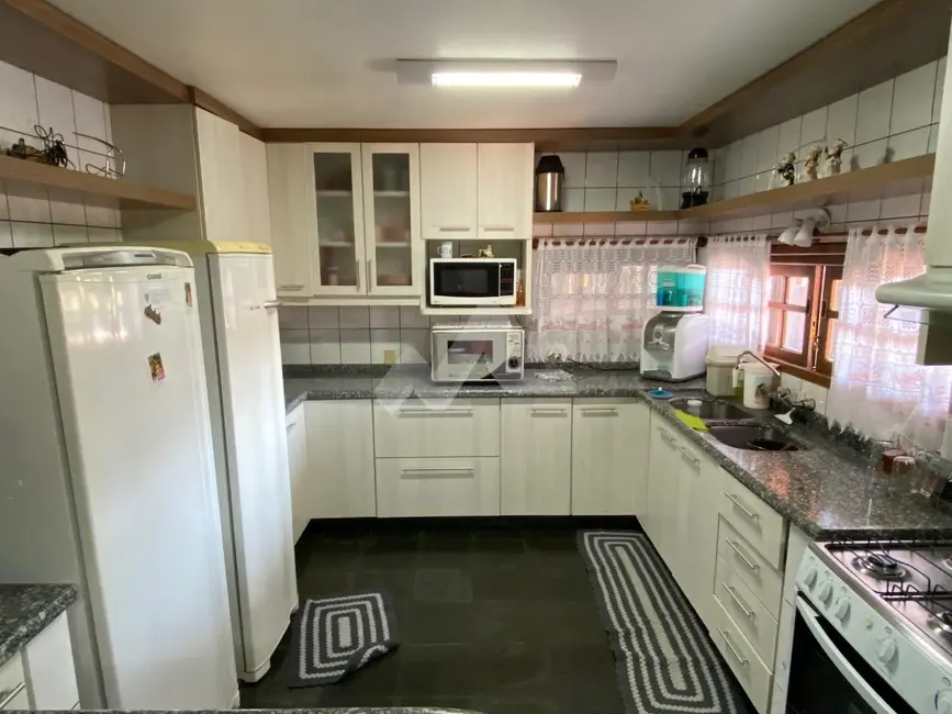 Casa com 4 quartos à venda, 234m2 em Jardim Gisela, Toledo - PR - imagem 6 Foto 6 de Casa com 4 quartos à venda, 234m2 em Jardim Gisela, Toledo - PR