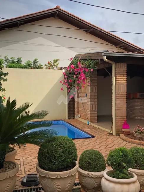 Casa com 3 quartos à venda, 300m2 em Centro, Marechal Candido Rondon - PR - imagem 6 Foto 6 de Casa com 3 quartos à venda, 300m2 em Centro, Marechal Candido Rondon - PR