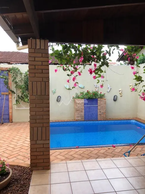 Casa com 3 quartos à venda, 300m2 em Centro, Marechal Candido Rondon - PR - imagem 9 Foto 9 de Casa com 3 quartos à venda, 300m2 em Centro, Marechal Candido Rondon - PR