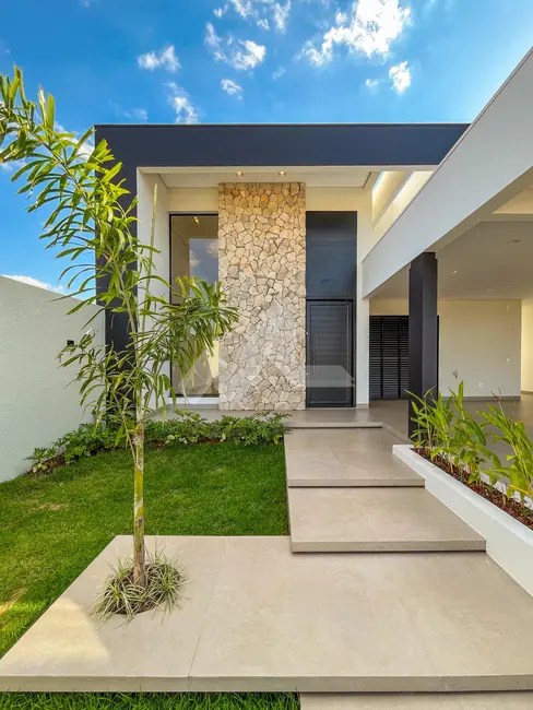 Casa com 3 quartos à venda, 235m2 em Tocantins, Toledo - PR - imagem 2 Foto 2 de Casa com 3 quartos à venda, 235m2 em Tocantins, Toledo - PR