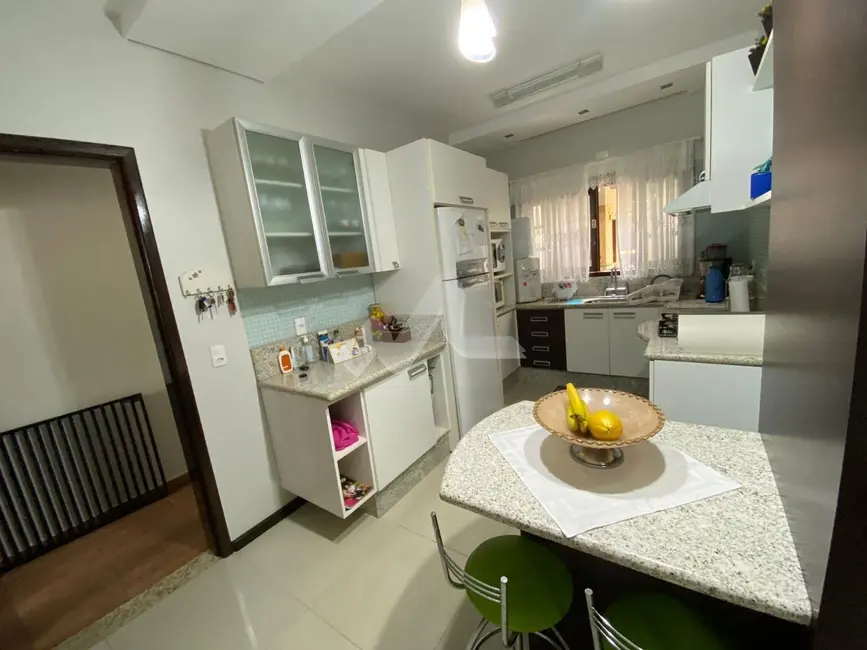 Casa com 3 quartos à venda, 214m2 em Centro, Toledo - PR - imagem 4 Foto 4 de Casa com 3 quartos à venda, 214m2 em Centro, Toledo - PR