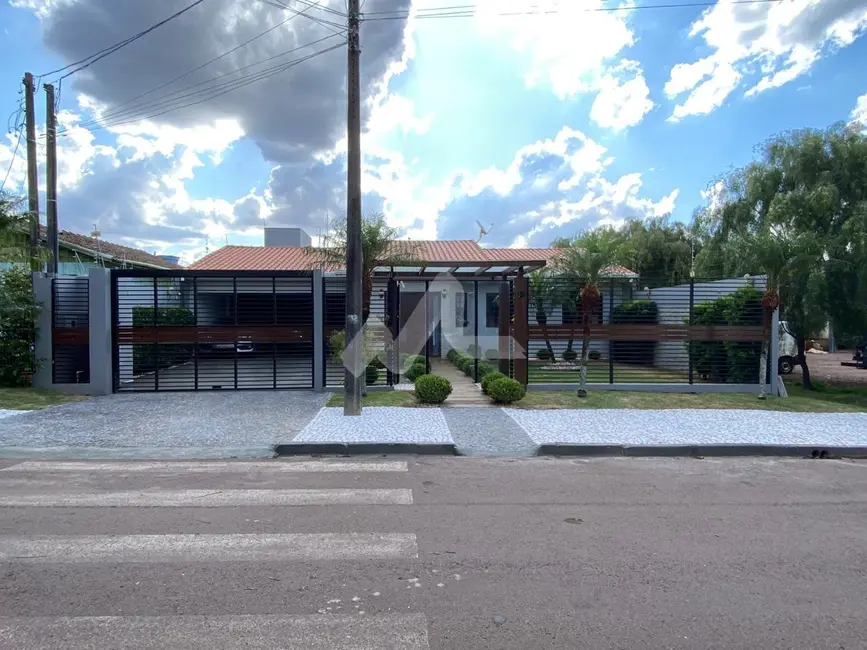 Casa com 3 quartos à venda, 214m2 em Centro, Toledo - PR - imagem 2 Foto 2 de Casa com 3 quartos à venda, 214m2 em Centro, Toledo - PR