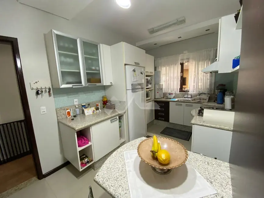 Casa com 3 quartos à venda, 214m2 em Centro, Toledo - PR - imagem 6 Foto 6 de Casa com 3 quartos à venda, 214m2 em Centro, Toledo - PR