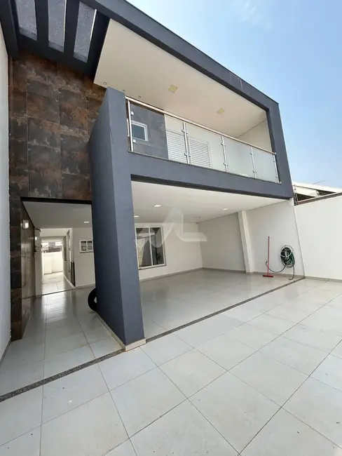Sobrado com 2 quartos à venda, 208m2 em Tocantins, Toledo - PR - imagem 2 Foto 2 de Sobrado com 2 quartos à venda, 208m2 em Tocantins, Toledo - PR