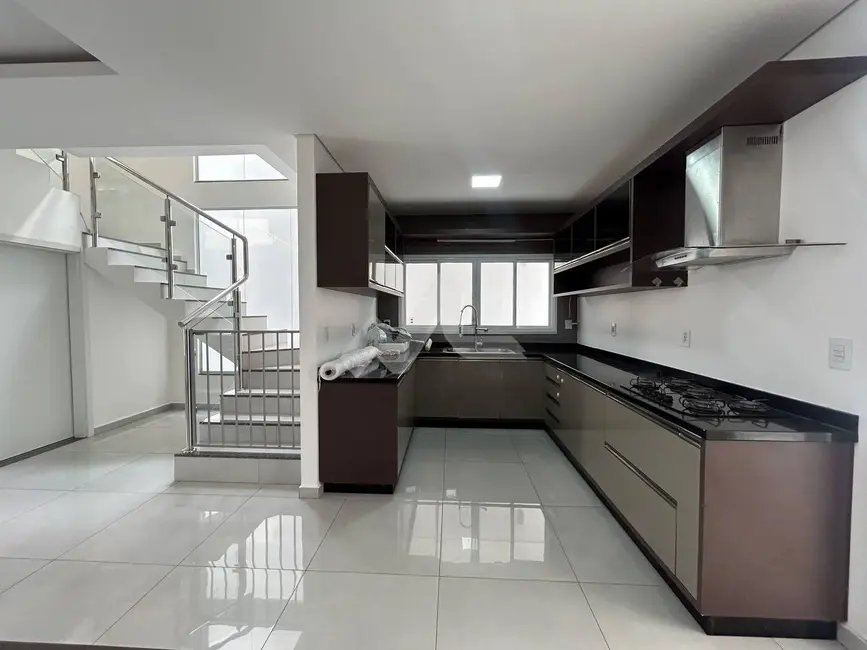 Sobrado com 2 quartos à venda, 208m2 em Tocantins, Toledo - PR - imagem 6 Foto 6 de Sobrado com 2 quartos à venda, 208m2 em Tocantins, Toledo - PR