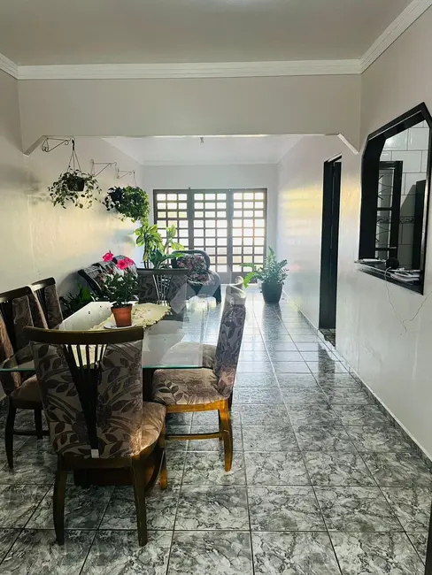 Casa com 2 quartos à venda, 130m2 em Jardim Pancera, Toledo - PR - imagem 2 Foto 2 de Casa com 2 quartos à venda, 130m2 em Jardim Pancera, Toledo - PR