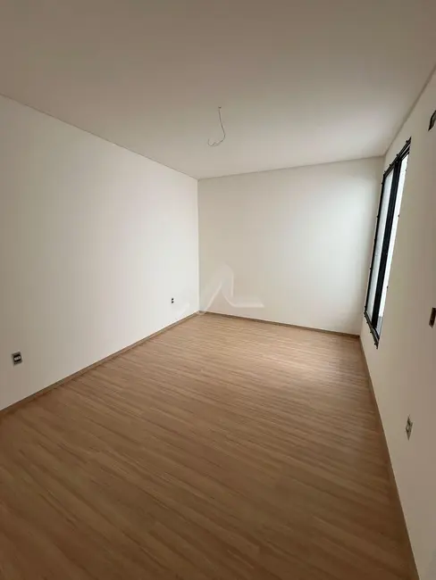 Sobrado com 2 quartos à venda, 129m2 em Jardim Gisela, Toledo - PR - imagem 7 Foto 7 de Sobrado com 2 quartos à venda, 129m2 em Jardim Gisela, Toledo - PR