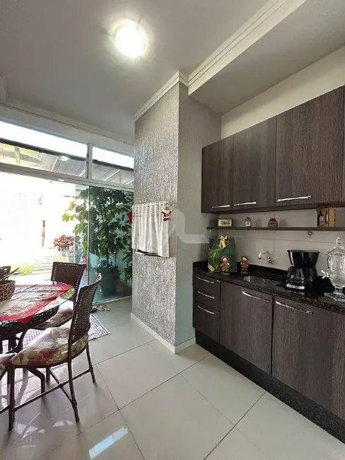 Sobrado com 2 quartos à venda, 170m2 em Jardim Gisela, Toledo - PR - imagem 9 Foto 9 de Sobrado com 2 quartos à venda, 170m2 em Jardim Gisela, Toledo - PR
