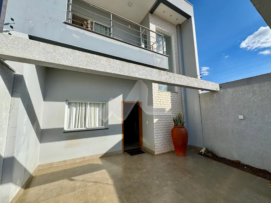 Sobrado com 4 quartos à venda, 164m2 em Jardim Gisela, Toledo - PR - imagem 6 Foto 6 de Sobrado com 4 quartos à venda, 164m2 em Jardim Gisela, Toledo - PR