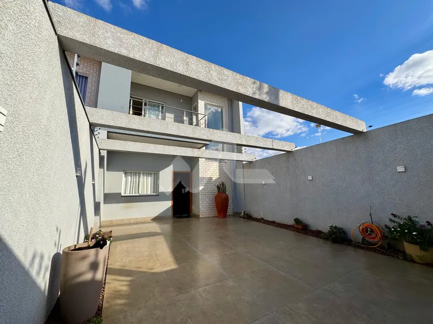 Sobrado com 4 quartos à venda, 164m2 em Jardim Gisela, Toledo - PR - imagem 4 Foto 4 de Sobrado com 4 quartos à venda, 164m2 em Jardim Gisela, Toledo - PR