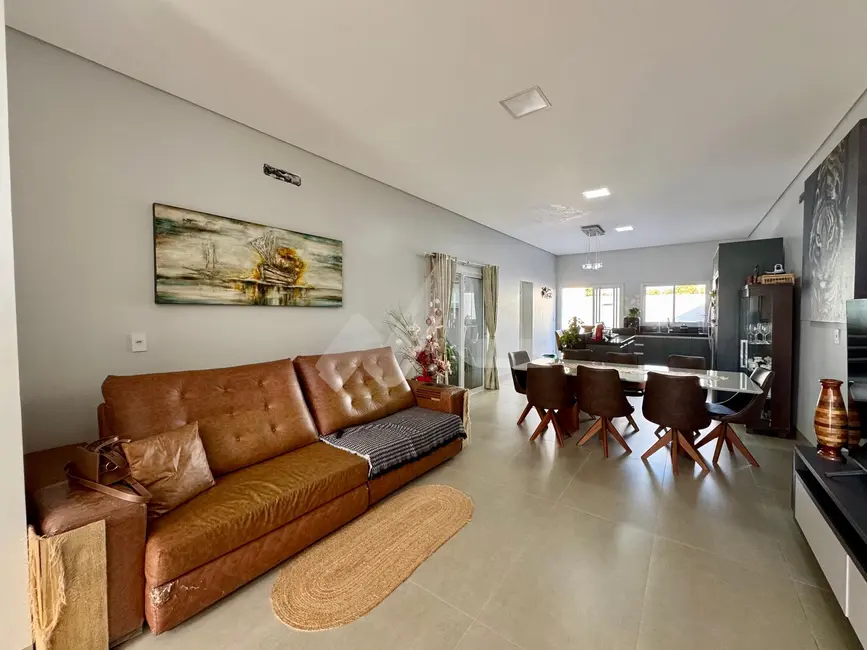Sobrado com 4 quartos à venda, 164m2 em Jardim Gisela, Toledo - PR - imagem 7 Foto 7 de Sobrado com 4 quartos à venda, 164m2 em Jardim Gisela, Toledo - PR