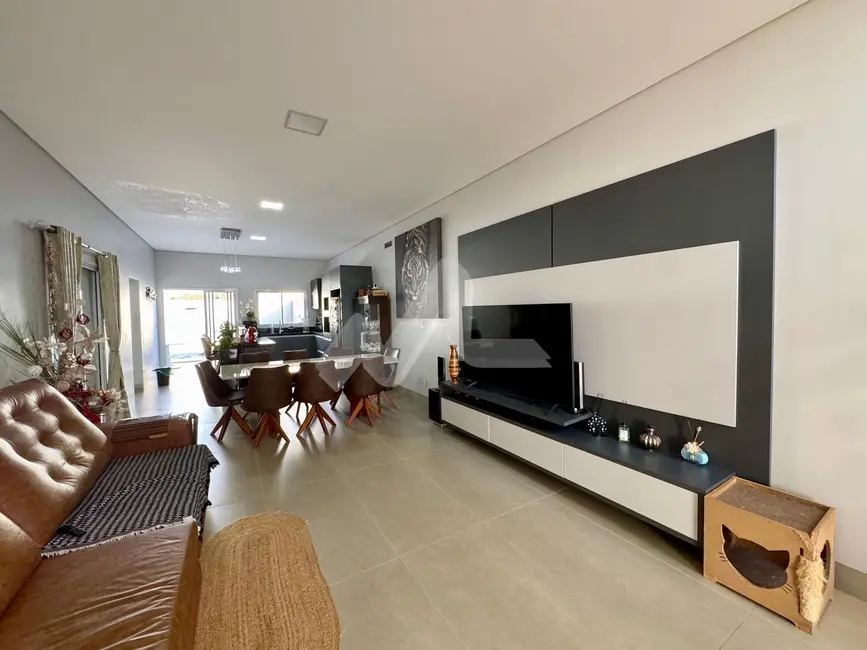 Sobrado com 4 quartos à venda, 164m2 em Jardim Gisela, Toledo - PR - imagem 8 Foto 8 de Sobrado com 4 quartos à venda, 164m2 em Jardim Gisela, Toledo - PR