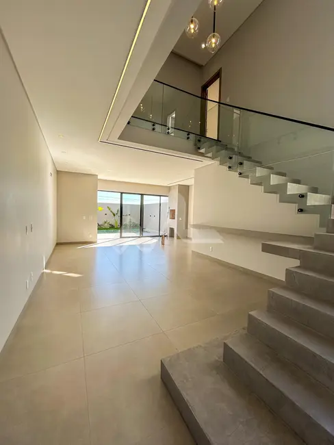 Sobrado com 3 quartos à venda, 171m2 em Tocantins, Toledo - PR - imagem 4 Foto 4 de Sobrado com 3 quartos à venda, 171m2 em Tocantins, Toledo - PR